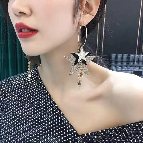 戴耳环的女人